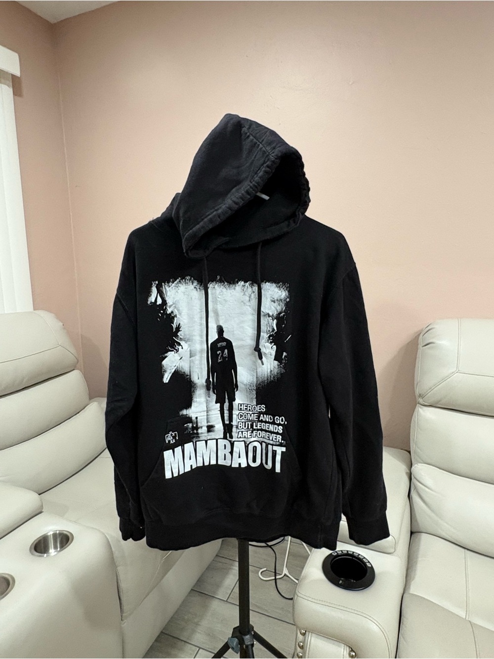 Hoodie HEROES COME AND GO, BUT LEGENDS ARE FOREVER.

MAMBAOUT
Size Large 

Box#8